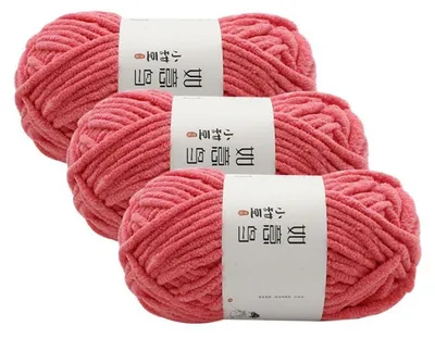 Productafbeelding van Dik chenille garen, kleur rood, 3 bollen, 55 gram per bol, 55 meter per bol, 100% polyester