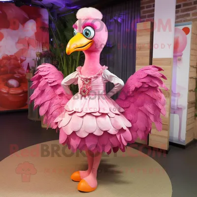 Produktbild von Rosafarbener REDBROKOLY Flamingo Maskottchen Kostüm charakter bekleidet mit einem Kleid und Haarnadeln