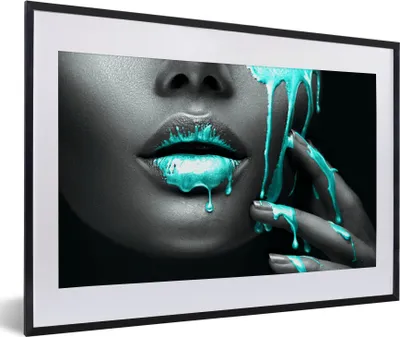 Produktbild von MuchoWow® MuchoWow® Gerahmtes Poster Lippen - Blau - Schwarz 60x40 cm - Poster mit zchwarzem Bilderrahmen - Schlafzimmer - Plakat in Rahmen - Drucken
