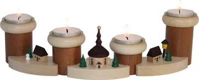 Immagine prodotto di Porta candele natalizio modulare, con decorazioni che raffigurano la chiesa di Seiffen, case e un pupazzo di neve. Dimensioni: 32x8 cm. Nuovo