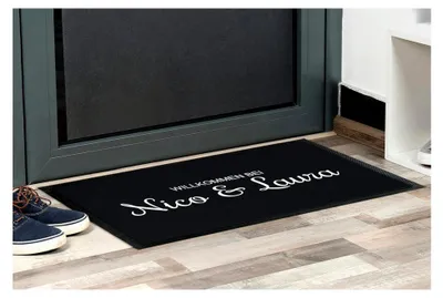 Produktbild von Personalisierte Fußmatte Willkommen bei Wunschname - rutschfester Fußabtreter für Innen und Außen - individuelle Gestaltung mit Wunsch-Namen - Schmutzfangmatte - persönliches Geschenk (50 x 35 cm, Schwarz)