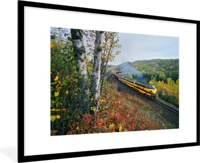 Produktbild von MuchoWow® Gerahmtes Poster Ein gelber Dampfzug in einer grünen Landschaft 90x60 cm - Poster mit Schwarzem Bilderrahmen Wandposter Rahmen Foto Bilder - Wanddekoration - Fotos