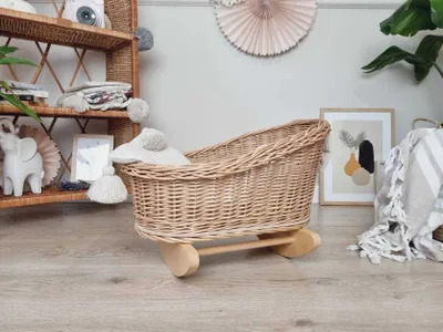 Zdjęcie produktu dla WikliBOX - Wiklinowa kołyska dla lalek naturalna z pościelką - drewno