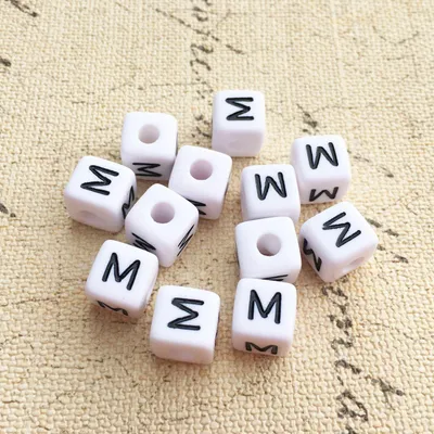 Produktbild von Buchstaben Perlen, 30 Stück, 6x6 mm, weiß mit schwarz, eckig, Buchstabe M