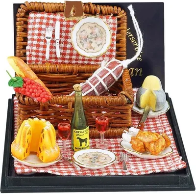 Zdjęcie produktu dla Miniaturowy kosz piknikowy w skali 1:12 z porcelaną i kocem