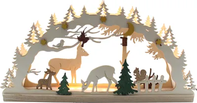 Erzgebirgische Holzkunst: Geschnitzte Lichterstele mit Waldszene, Hirschen, Eichhörnchen und evergrünen Bäumen auf hellem Holzsockel. Naturgetönt mit Durchbrucharbeiten und LED-Beleuchtung.