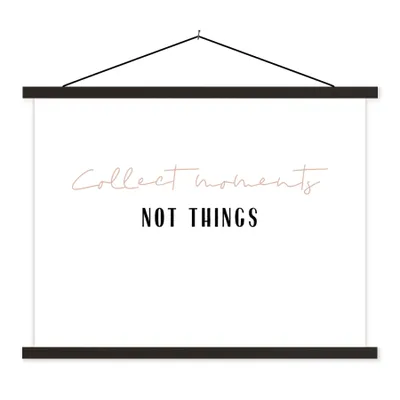 Produktbild von MuchoWow® Textilposter Text - Momente sammeln, nicht Dinge - Zitate 150x113 cm mit schwarzem Rahmen - Wohnzimmer