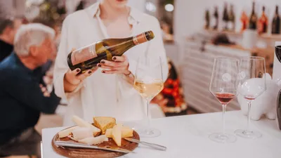 Produktbild von Jochen Schweizer Wein & Käse Tasting München; Erlebnis verschenken oder selbst erleben;  Gutschein gültig für 1 Person Gruppengröße: 6-18 Personen