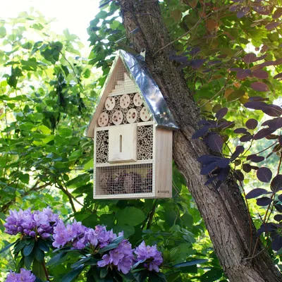 Produktbild von Navaris Insektenhotel aus Holz - Naturbelassenes Insekten Hotel für Fluginsekten - für Bienen Marienkäfer Schmetterlinge Fliegen - Zum Aufhängen