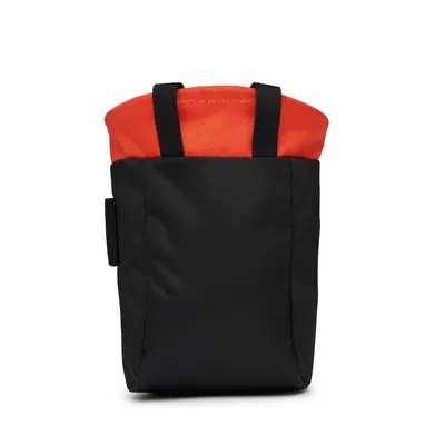 Schwarze Chalk Bag mit orangefarbenem oberen Rand von Black Diamond; ideal für Kletterer.