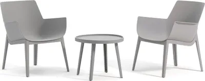 Produktbild von Set aus 2 Gartensesseln aus glasfaserverstärktem Kunststoff mit passendem Tisch – modernes, ergonomisches und wetterfestes Design, ideal für Garten, Terrasse und Poolbereich – BETTY – Hellgrau