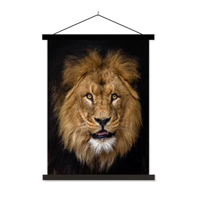Produktbild von MuchoWow® Textilposter Löwe - Porträt - Schwarz - Tiere 60x80 cm mit schwarzem Rahmen - Plakathalter