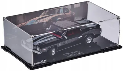 Zdjęcie produktu dla Czarna witryna z nadrukowanym panelem tylnym, przeznaczona do zestawu LEGO® ICONS 10304 – Chevrolet Camaro Z28