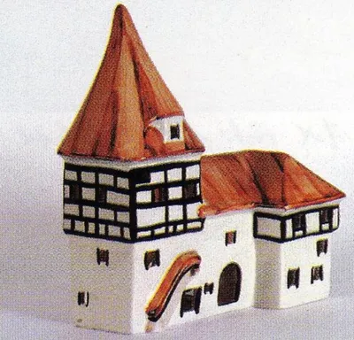 Ein detailreiches Modell eines Stadttores, das im Stil eines Fachwerkhauses gestaltet ist.