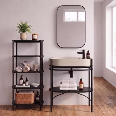 Immagine prodotto di Mobile lavabo semplice, con struttura in metallo nero e piano in cemento, lavabo nero, rubinetto nero, specchio e colonna