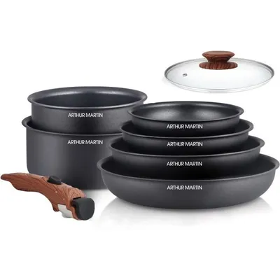 A set of cookware and a lid are arranged on a white background.