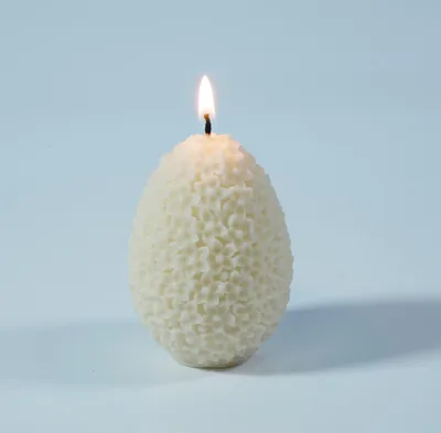 Produktbild von Ei-Kerze mit Blütenmuster in weiß, handgefertigte Kerze für Ostern aus Raps- & Olivenwachs, Vegan, Osterkerze, Frühlingskerze, ca. 60 x 85 mm – 120 g