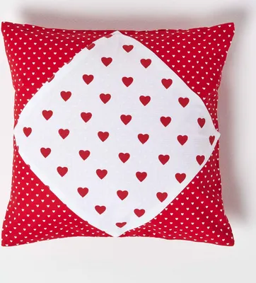 Produktbild von HOMESCAPES Patchwork-Kissenbezug mit Herzen in Rot, 45 x 45 cm