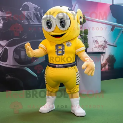Produktbild von Maskottchen REDBROKOLY Kostümfigur mit gelbem American-Football-Helm bekleidet mit Laufshorts und Kummerbunds