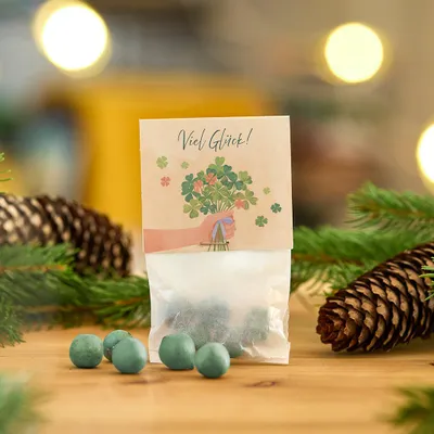 Produktbild von Blumenmurmeln Viel Glück – 10 Tütchen mit je 5 grünen Seedbombs – Nachhaltige Neujahrs-Give-Aways & Gastgeschenke zu Silvester – Handgefertigt & sozial produziert – Mit Kleesamen für Glück & Bienen