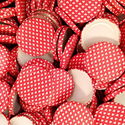 Zdjęcie produktu dla Zestaw 50 sztuk nakrętek MIKONI Twist Off w kształcie serca, Ø 82/6 mm, serce TO82, nakrętki do słoików, zamknięcia do słoików, nakrętki zamienne, słoiki do wekowania