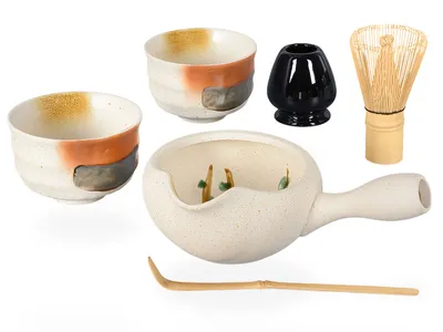 Produktbild von Matcha Set / Matchaset für zwei, Anschlagschale 450ml mit 2 Trinkschalen beige und Besen/Löffel/Halter, handbemalt