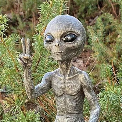 Produktbild von Famanu Alien-Dekoration Set aus 2 Figuren - Gartenkunst aus Kunstharz