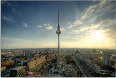 Produktbild von Wallario Outdoor-Poster für Garten oder Balkon, Motiv Fernsehturm Berlin mit Panoramablick über die Stadt, in ca. 61 x 91,50 cm
