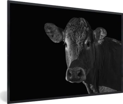 Produktbild von MuchoWow® Gerahmtes Poster Kuh - Tiere - Schwarz - Weiß - Porträt 60x40 cm - Poster mit Schwarzem Bilderrahmen Wandposter Rahmen Foto Bilder - Printing - Wanddeko Schlafzimmer