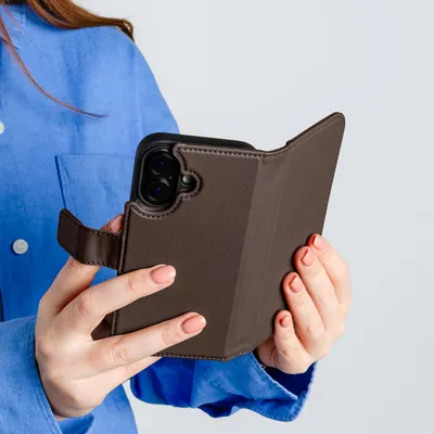 Produktbild von imoshion Abnehmbares 2-in-1-Luxus-Bookcase für das Apple iPhone 14 – Braun