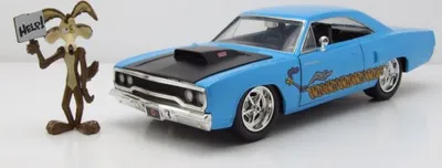 Produktbild von Jada Toys 32038 Plymouth Road Runner 1970 hellblau Looney Tunes mit Wile E. Coyote Figur 1:24