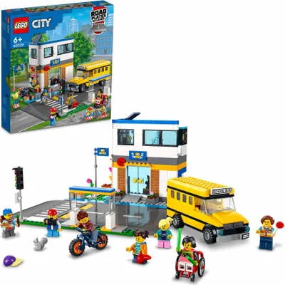 Produktbild von LEGO 60329 City Schule mit Schulbus, 2 Klassenzimmern und Straßenplatten, Abenteuer-Spielzeug für Kinder ab 6 Jahren, Schultag in der Stadt, Geschenk