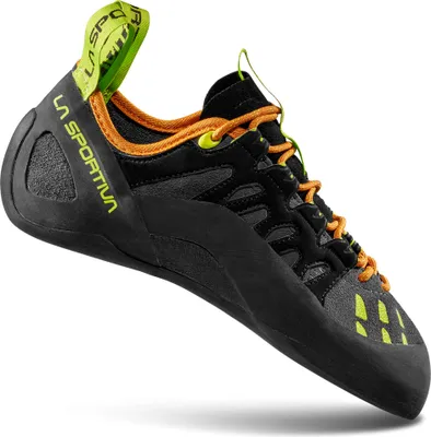 Schnür-Kletterschuh "Tarantulace" von La Sportiva; schwarz mit orangefarbenen Akzenten und griffiger Sohle.