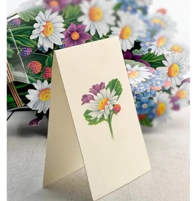 Beige Grußkarte mit einer bunten Gänseblümchen- und lila Blumenillustration, aufrecht stehend