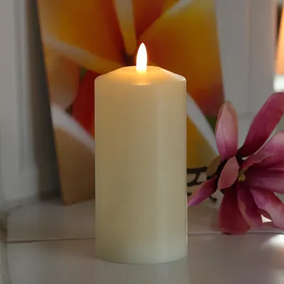 Produktbild von LED Kerze - Echtwachs - flackernde 3D Flamme - H: 17,5cm - D: 7,5cm - Batterie - Timer - creme