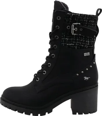 Auf dem Bild ist ein schwarzer Stiefel zu sehen der von der Seite betrachtet wird. Der Schuh hat eine glatte Oberfläche und wirkt elegant.