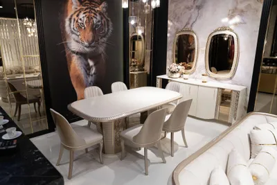 Produktbild von Elegantes Esszimmer-Set aus Holz in Beige mit Esstisch, Stühlen