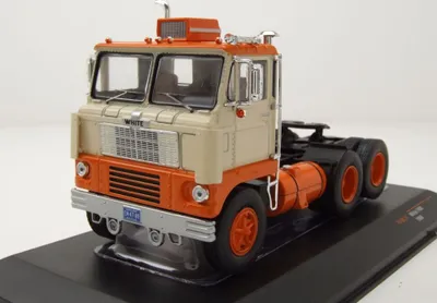 Zdjęcie produktu dla Ixo Models TR188 Biały ciągnik 7400 1960 beżowo-pomarańczowy 1:43