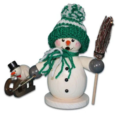Productafbeelding van Holzwaren Egermann: Houten rookfiguur - Sneeuwpop met slee en kind - in groen - ongeveer 15 cm - 965