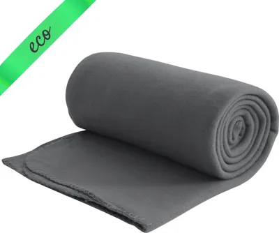 Obrázok produktu pre Eko fleecová deka tmavosivá zo 100 % recyklovaného materiálu 130x160 cm cca 400 g ťažká s úpravou proti žmolkovaniu a s osnovným okrajom