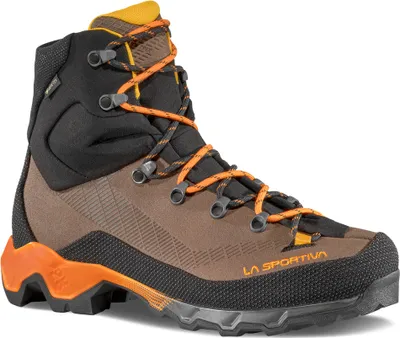 Hochschuh für Herren von La Sportiva; Modell Aequilibrium Trek Gtx; in Braun mit orangefarbenen Akzenten; ideal für Bergwanderungen.