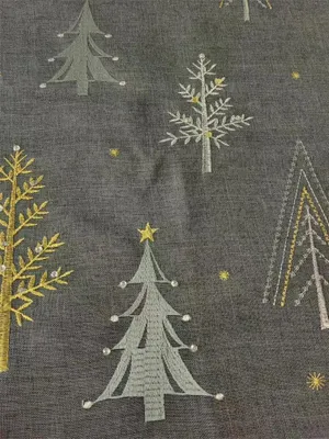 Obrázek produktu pro Tafelloper ubrus Vánoce moderní v šedé barvě se zlatostříbrnou výšivkou (grey_tree_glitter)