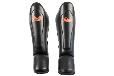 Produktbild von Gladts Classic Schienbeinschoner – Schwarz mit orangem Logo – Größe XL – Profi Schienbeinschützer für Kickboxen & Muay Thai