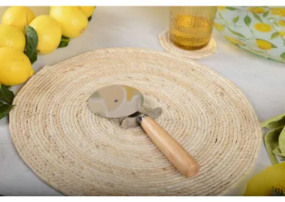 Produktbild von Pizzaschneider aus Edelstahl mit Holzgriff