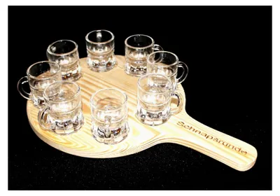 Produktbild von Schnapsbrett 20 cm mit Gravur und 8 Gläser