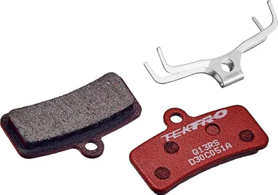 Produktbild von TEKTRO Q13RS Bremsbelag, 4 Kolben, inkl. Spreizfeder, Resin, rot, 3-teilig (1 Set)