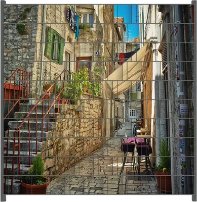 Produktbild von Wallario Zaunsichtschutz mit Motiv Romantische Gasse in Kroatien mitten in der Stadt für Ein- und Doppelstabmatten Zäune in der Größe 200 x 200 cm