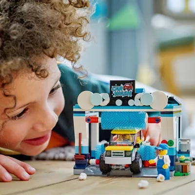 Produktbild von LEGO 60362 City Autowaschanlage, Set mit Spielzeugauto für Kinder ab 6 Jahren, Jungen & Mädchen, funktionierende "Wasch"-Elemente und 2 Minifiguren, Fahrzeugset, kleine Geschenk-Idee