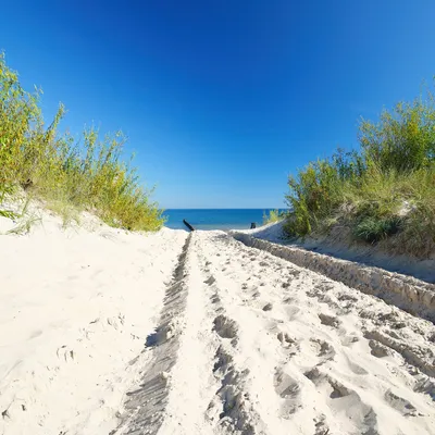 Produktbild von Wallario Möbeldesign / Aufkleber, geeignet für Ikea Lack Tisch - Auf dem Sandweg zum Strand - Blauer Himmel über dem Meer in 55 x 55 cm