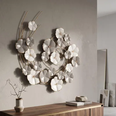 Immagine prodotto di Pannello decorativo a parete, modello Lotly, in metallo con motivo floreale, dimensioni 63,5 x 5 x 67,9 cm, colore bianco e grigio, design di Mauro Ferretti